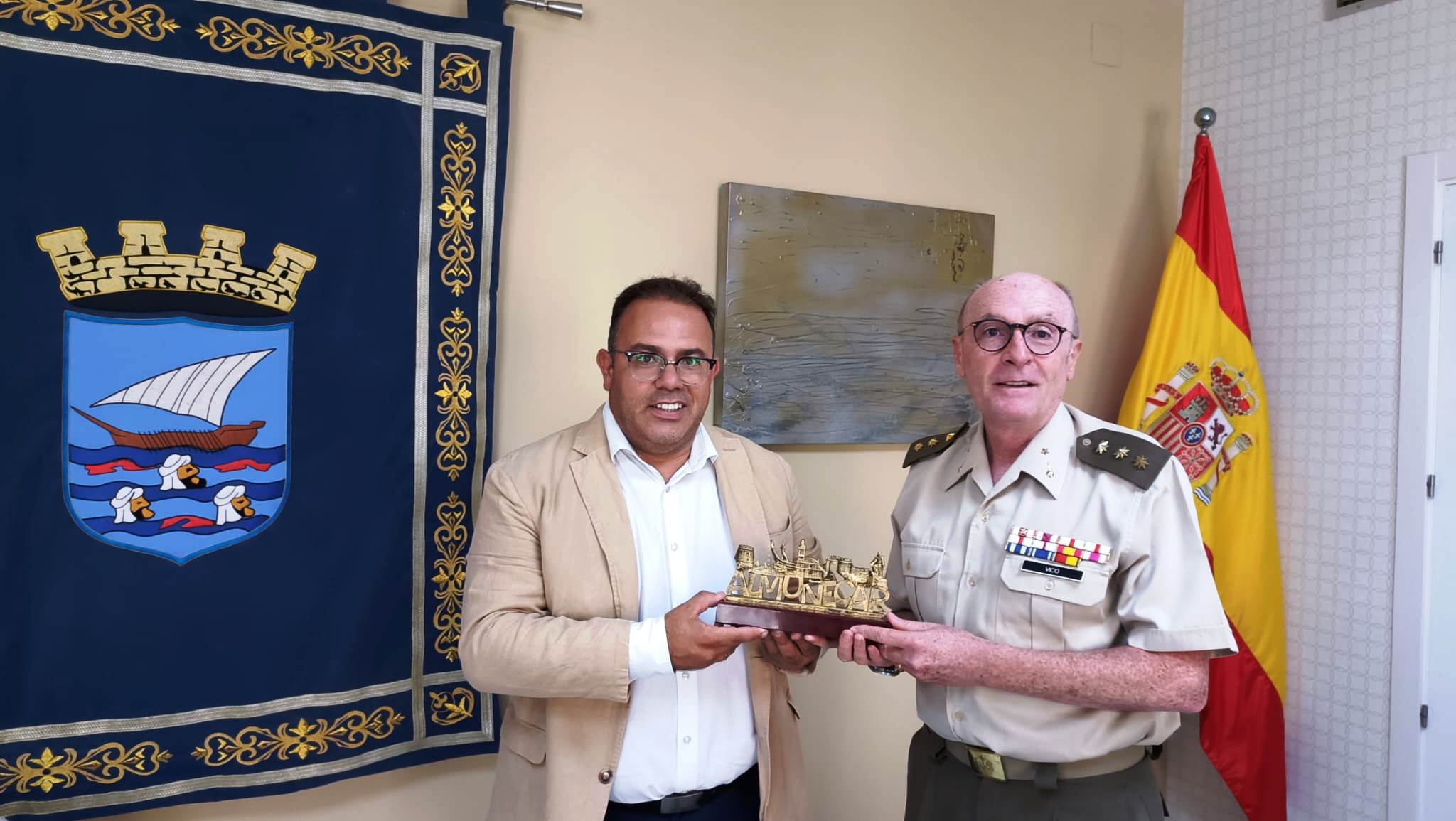El Ayuntamiento de Almuñécar recibe la visita del subdelegado de Defensa en Granada